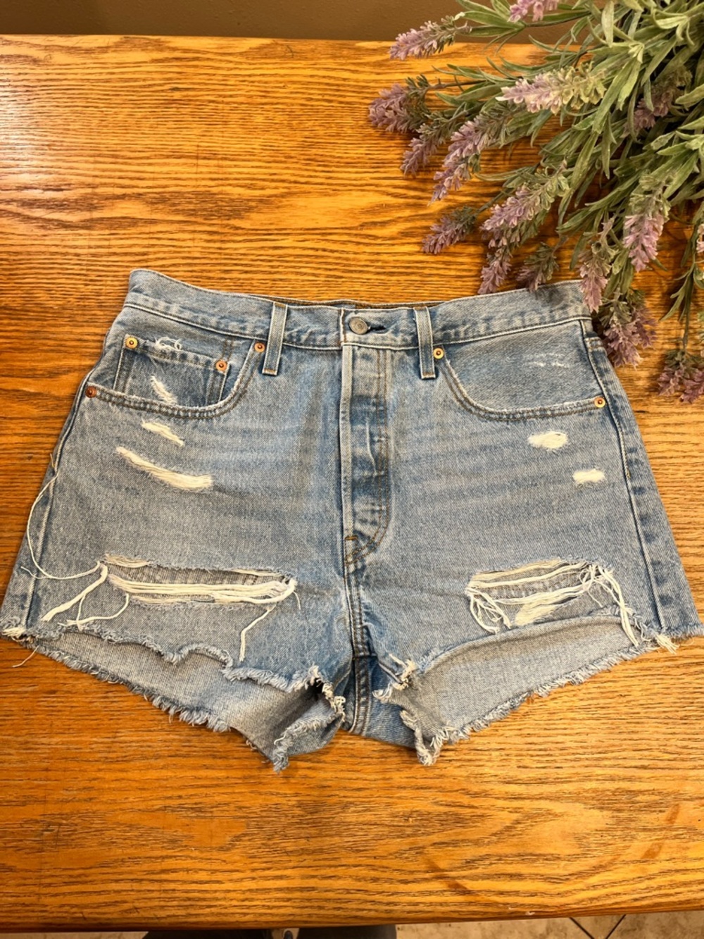 Women’s Levi’s 501 Distressed Denim Shorts Medium Wash High Rise Size 31